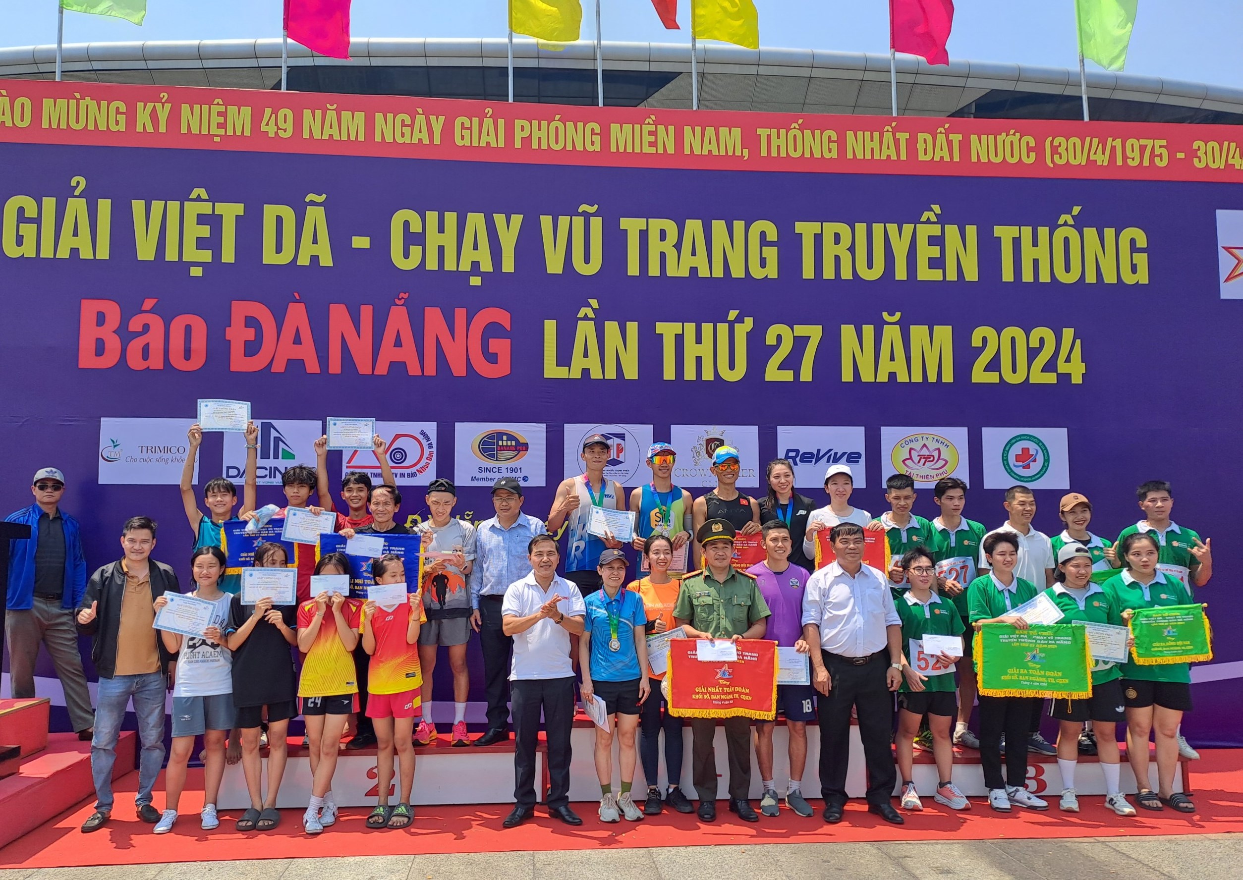 900 VĐV tham gia Giải Việt dã - Chạy vũ trang truyền thống  Báo Đà Nẵng lần thứ 27 năm 2024