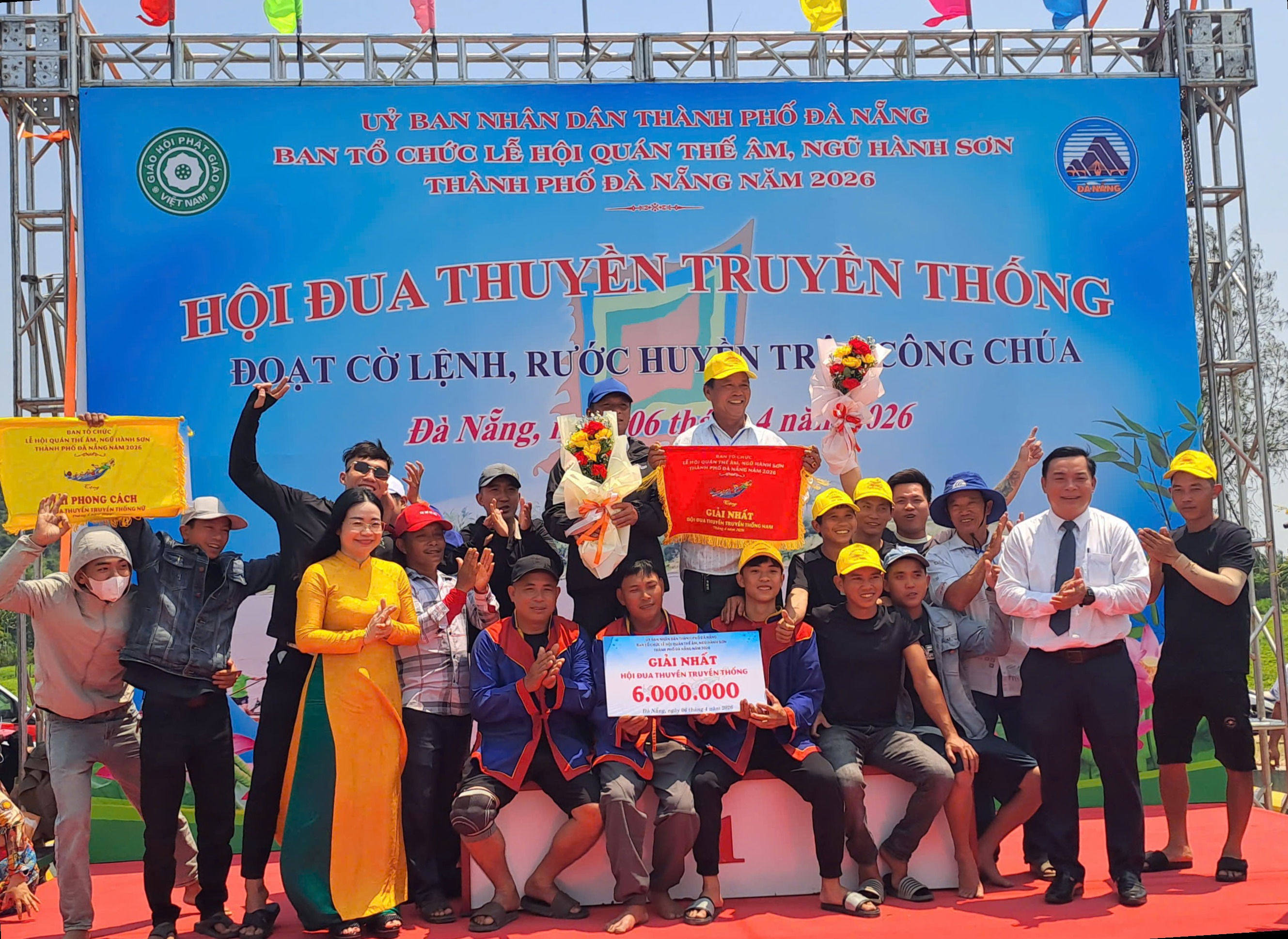 Hội đua thuyền truyền thống đoạt Cờ lệnh, rước Huyền trân Công chúa tại Lễ hội Quán Thế Âm, Ngũ Hành Sơn, thành phố Đà Nẵng