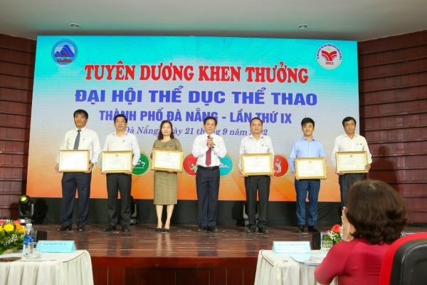 le-be-mac-va-tuyen-duong-khen-thuong-dh-tdtt-tp-lan-thu-ix6AD6F723-6169-38EB-611E-CA58EF1D16F1.jpg