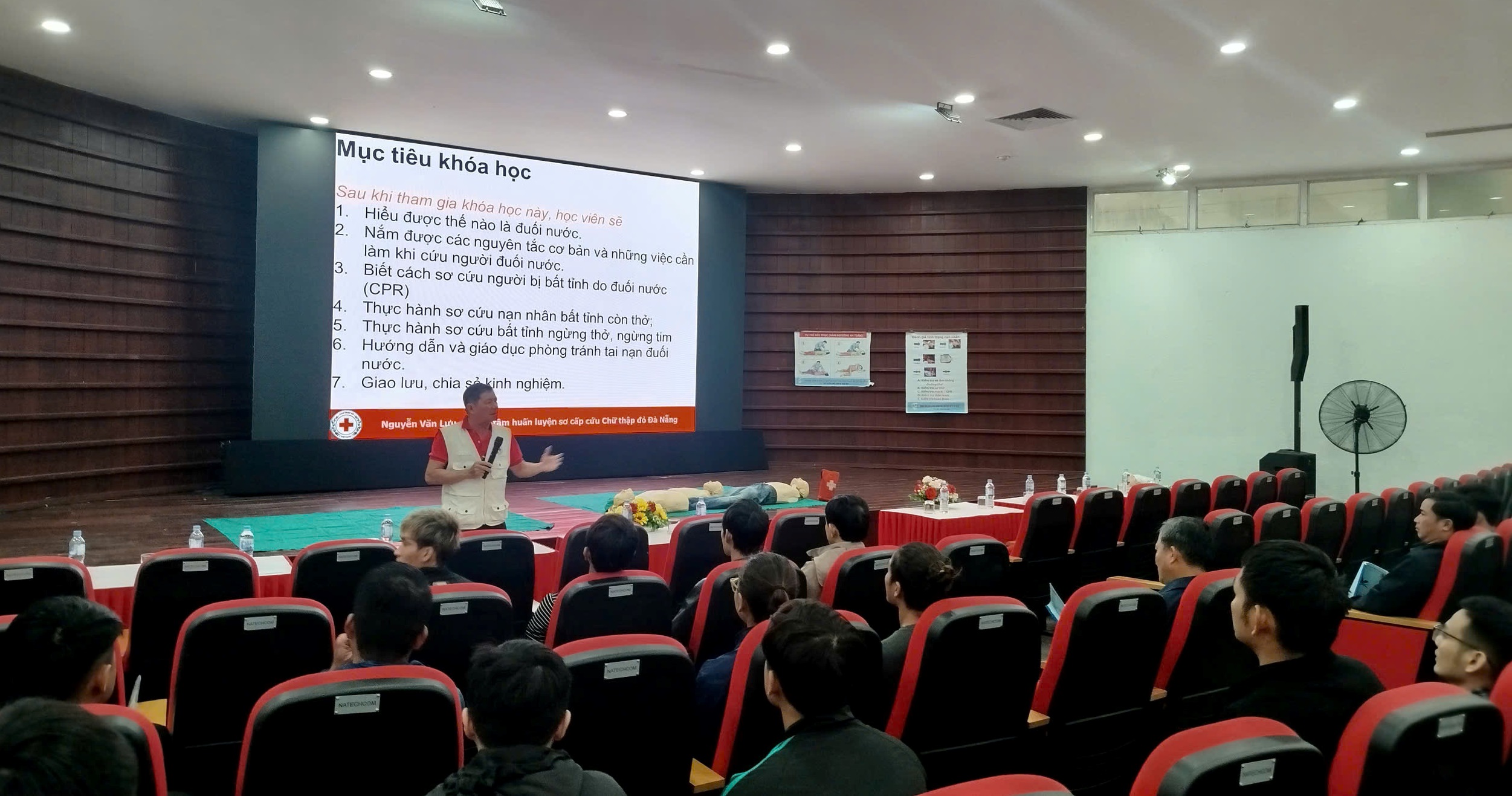 Lớp tập huấn chuyên môn cho nhân viên cứu hộ môn bơi năm 2025